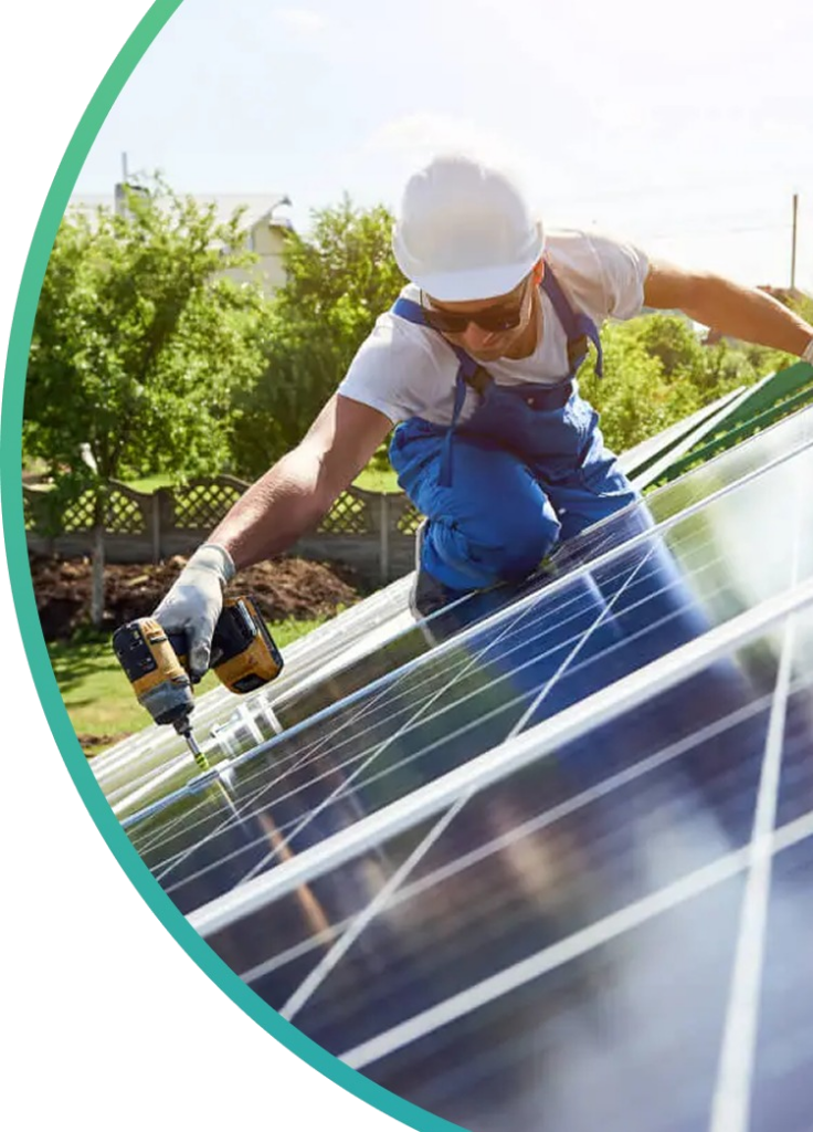 Ein Handwerker von Living-Center montiert eine Photovoltaikanlage