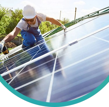 Ein Handwerker von Living-Center montiert eine Photovoltaikanlage